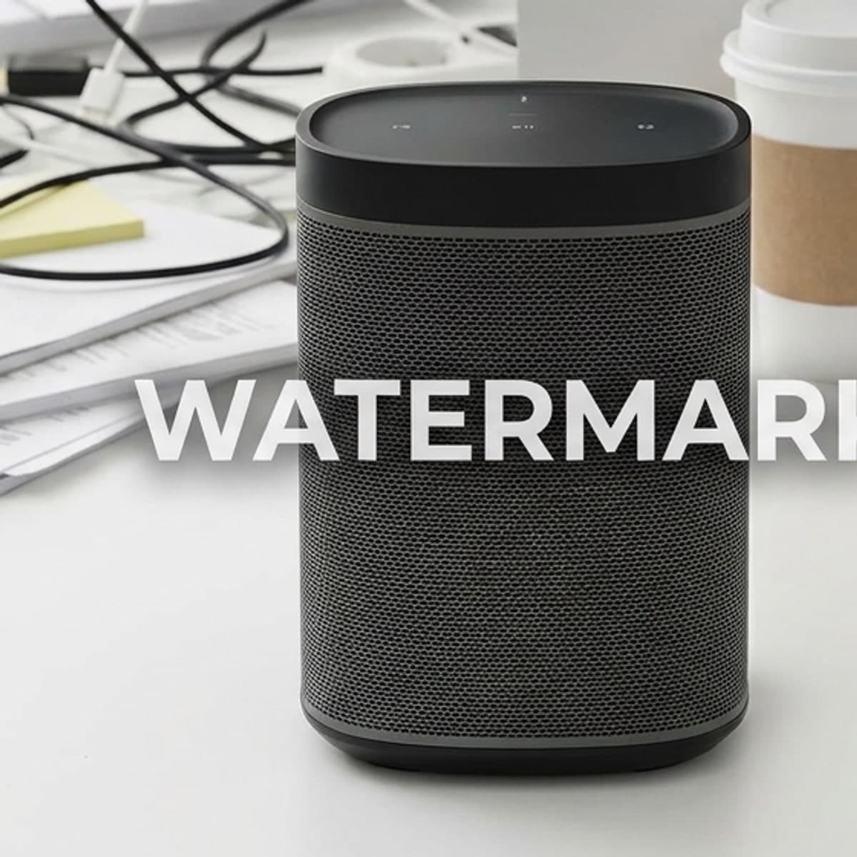 Das Produktfoto eines Lieferanten mit großem Wasserzeichen und unaufgeräumtem Schreibtisch im Hintergrund.